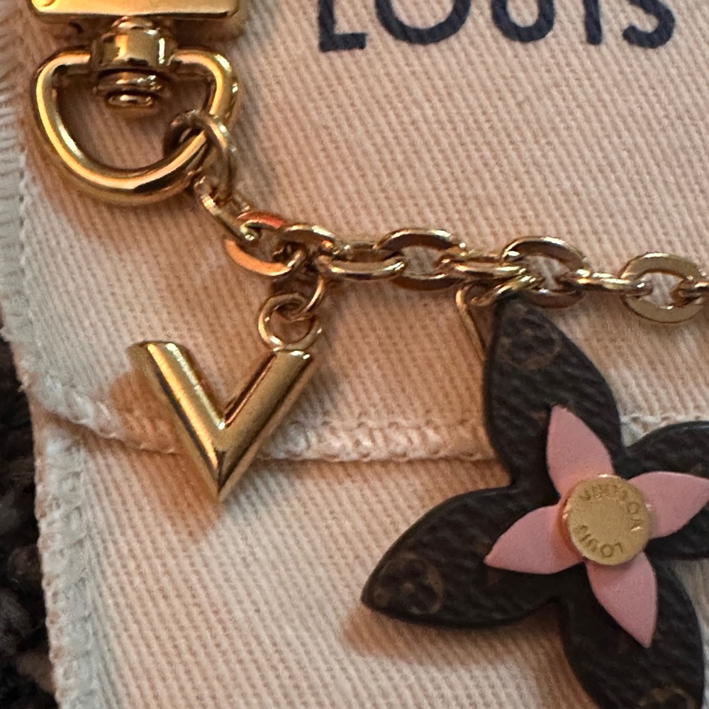 Louis Vuitton Blooming Flowers Chain Bag Charm - Picture 9 of 16